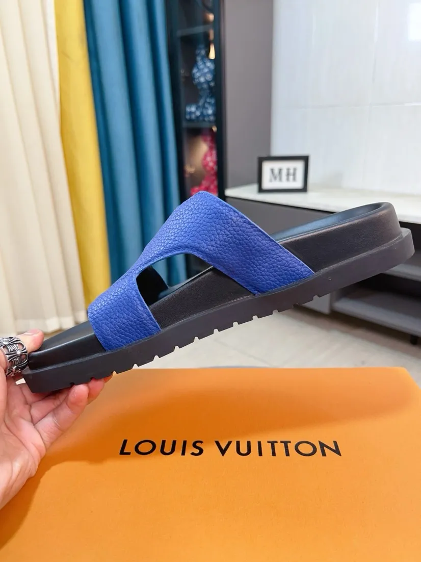 Men's shoes💰300🌹🌹【LV】Multi-color new men's slippers, original top-quality version, original special cowhide with pebbled embossing➕sheepskin on the inner and side, non-slip combination sole, more stable walking, more comfortable and lightweight, high-end and generous, size: 38~44